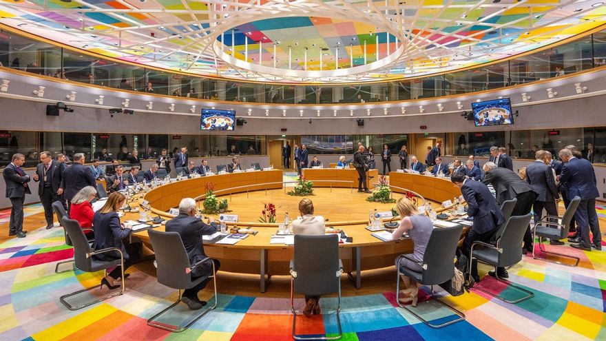 Imagen de la sala del Consejo Europeo celebrado en 2025 en Bruselas, donde los 27 líderes de países de la UE discuten cómo financiar a Ucrania en su guerra con Rusia.