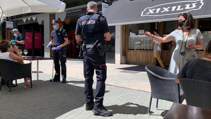 La Ertzaintza, clausurando un bar de Vitoria como consecuencia de un brote, el pasado mes de agosto