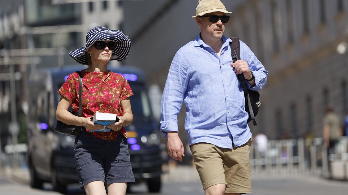 Varios turistas pasean por las inmediaciones del Congreso