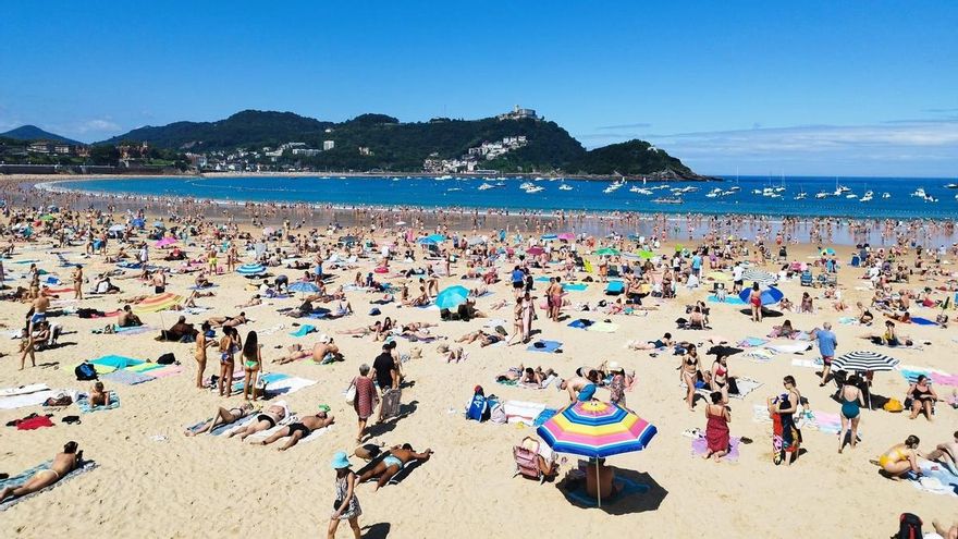 Donostia creará más zonas de sombra en las playas después de un verano "excepcionalmente cálido"