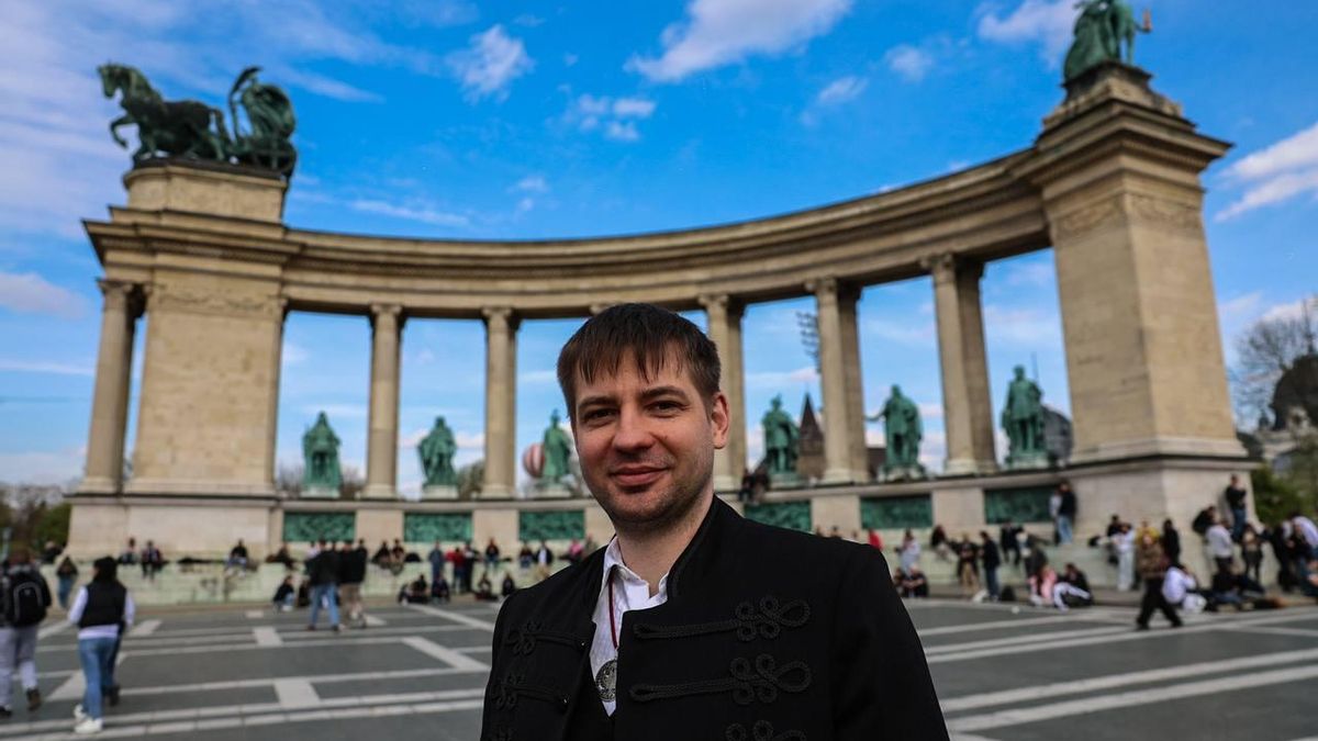 Tóregi Desolát ha venido desde Austria para votar y posa con un traje tradicional húngaro.