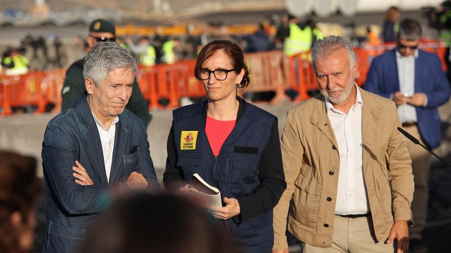 La ministra de Sanidad, Mónica García, en el puerto de Granadilla actualiza la información relativa al desembarco del buque Hondius.