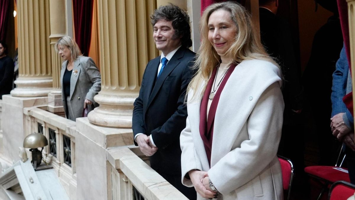 Javier y Karina Milei, durante la exposición de Manuel Adorni en el Congreso.