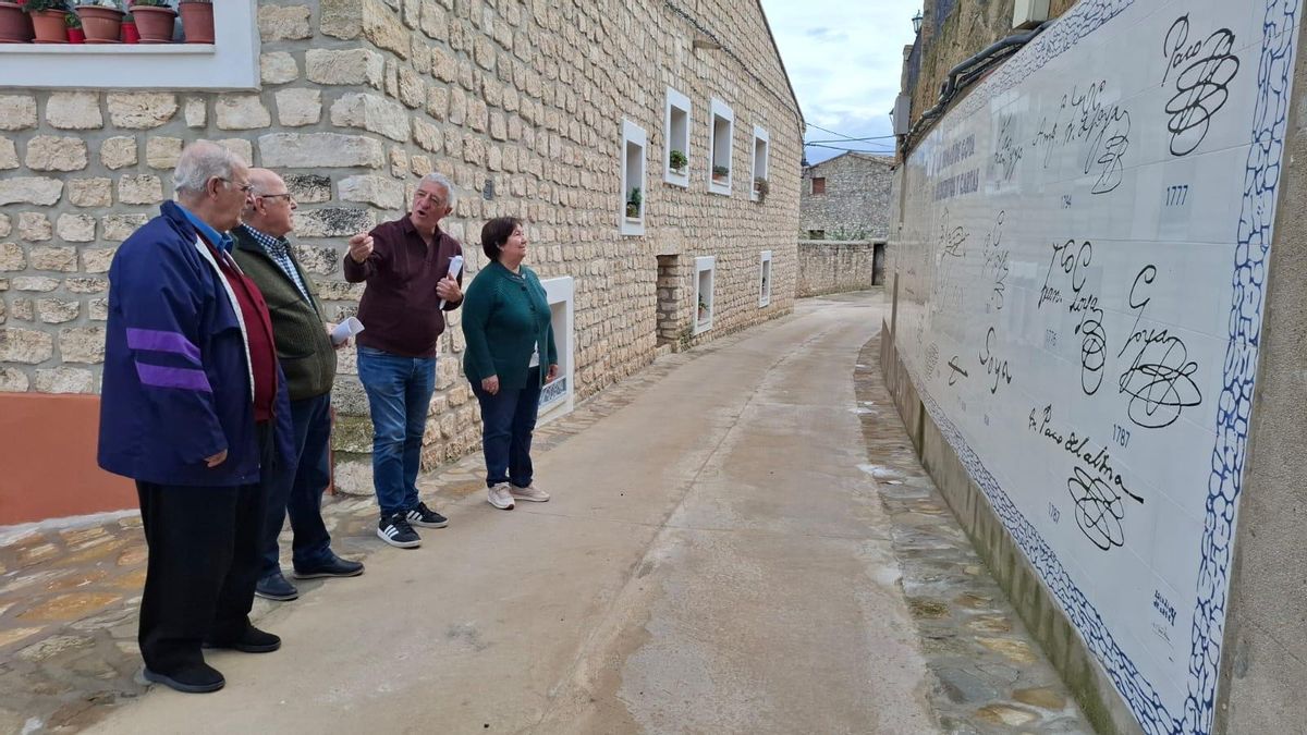 Enrique Mata, con jersey color vino, habla con César Revilla -a su lado- y con sus acompañantes frente a una obra artística junto a la plaza de Goya.