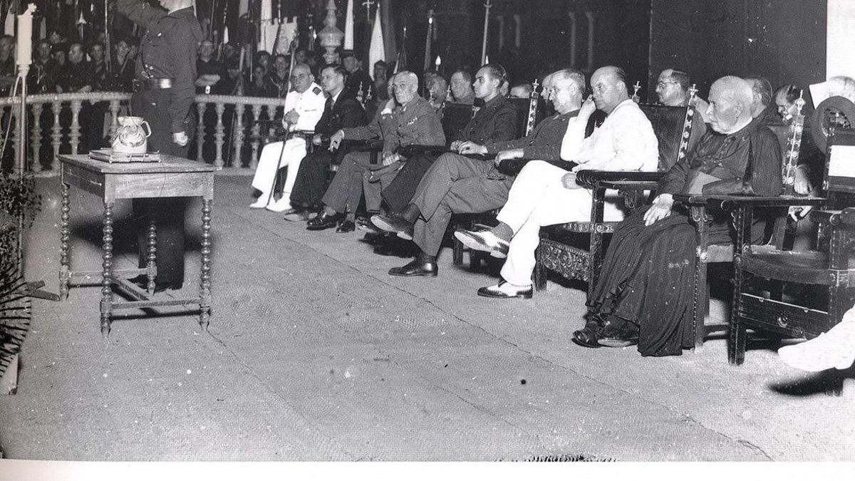 José María Pemán, en pleno discurso ante Queipo y Carranza, entre otros. / Francisco Espinosa