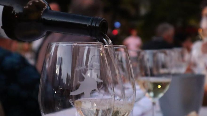 Sirviendo los vinos que se cataron