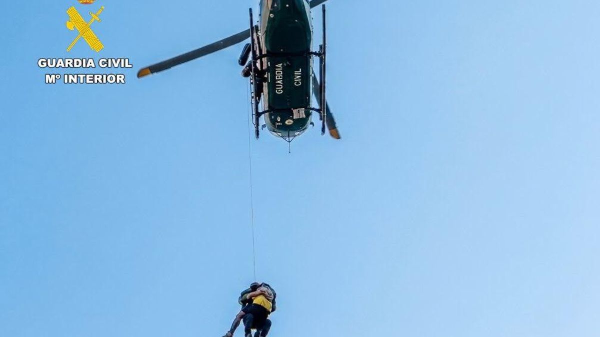 La Guardia Civil evacúa en helicóptero a un montañero leonés herido en Picos de Europa en Cantabria