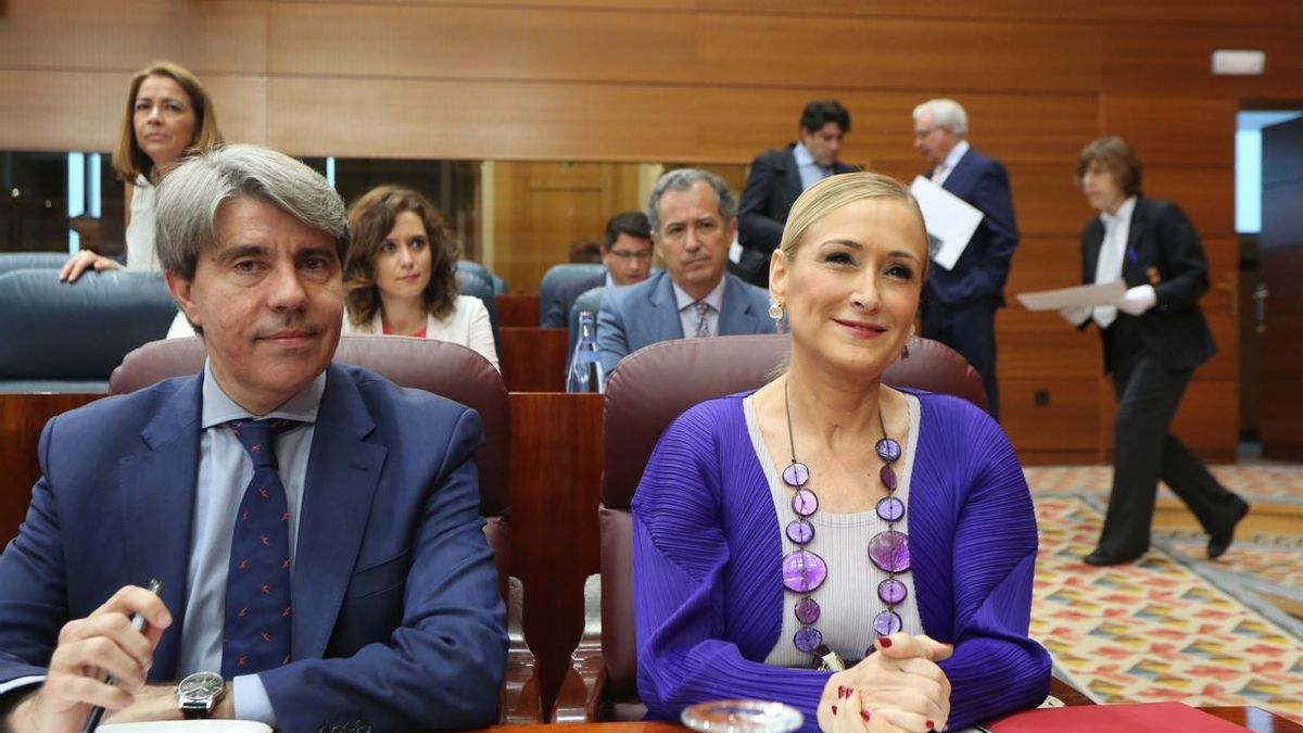 Cifuentes se pregunta si la semana de vacaciones en Cantabria para alumnos "es una ocurrencia" más de Revilla