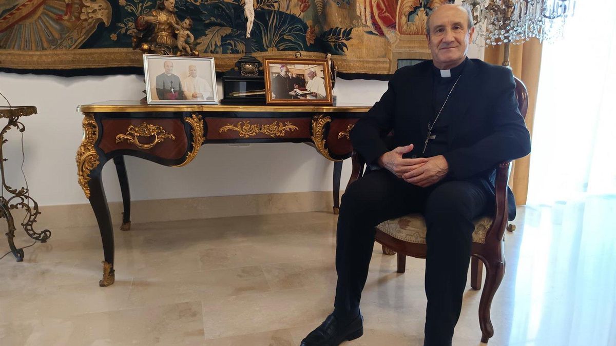 El obispo de Córdoba, Jesús Fernández, en su despacho.