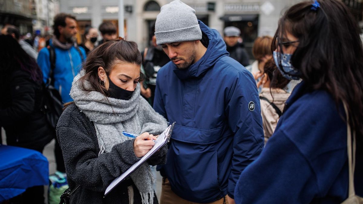Grupo de personas recoge firmas para exigir la regularizacion de migrantes