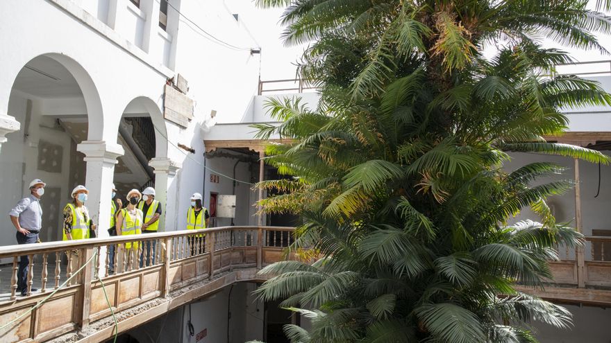 Las dos consejeras del Cabildo observan la altura de la planta bicentenaria