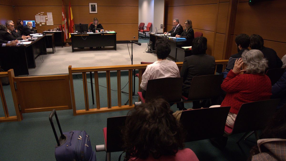 Acusados por las protestas antiabortistas durante el juicio en Vitoria a 20 de noviembre de 2025.
