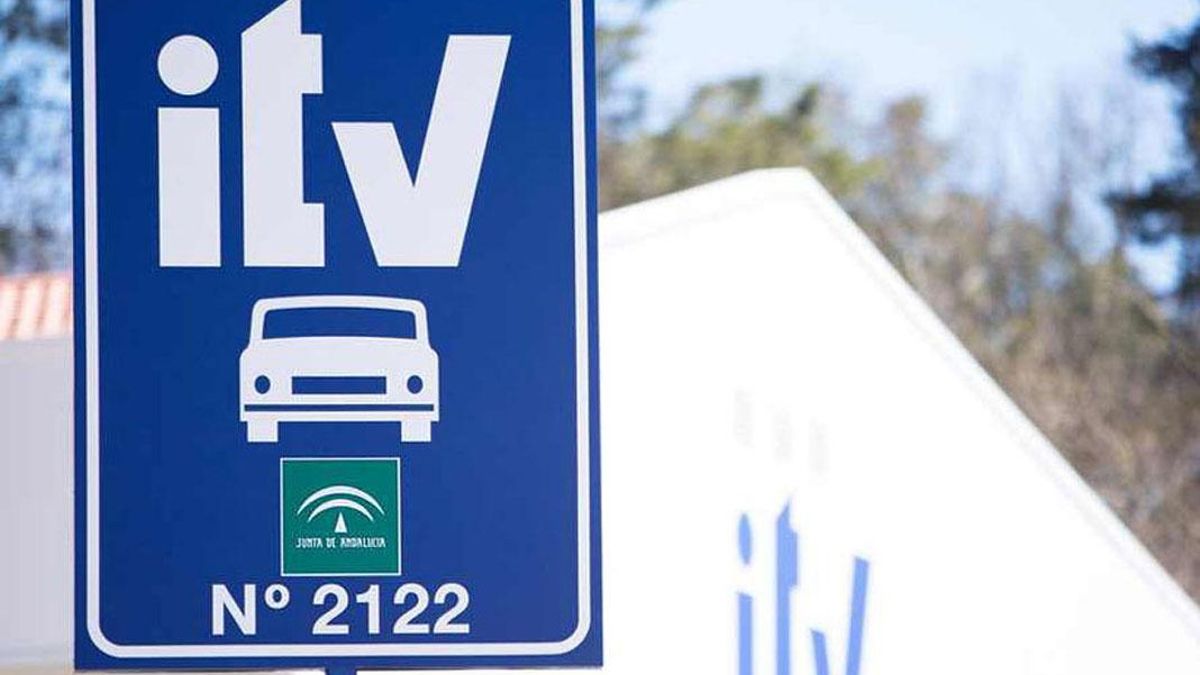 Multa de 450 euros por llevar en el parabrisas de su coche una pegatina falsa de la ITV