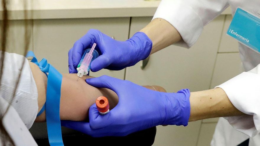 Un trabajador sanitario extrayéndole sangre a un paciente para realizar el test serológico IgM/IgG