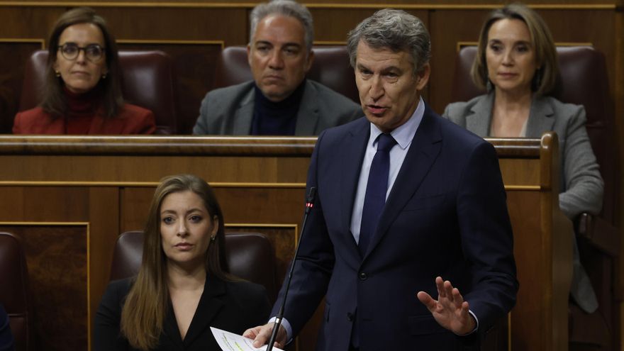 El líder del Partido Popular, Alberto Núñez-Feijóo, interviene durante la sesión de control en el Congreso de los Diputados, este miércoles. Última sesión de control del año en el pleno del Congreso, que servirá para que el presidente del Gobierno, Pedro Sánchez, haga balance del ejercicio a preguntas de Alberto Núñez Feijóo, Santiago Abascal y Gabriel Rufián, en un ambiente que sigue crispado por la corrupción, el caso Salazar y la condena al anterior fiscal general. EFE/ J.J. Guillén