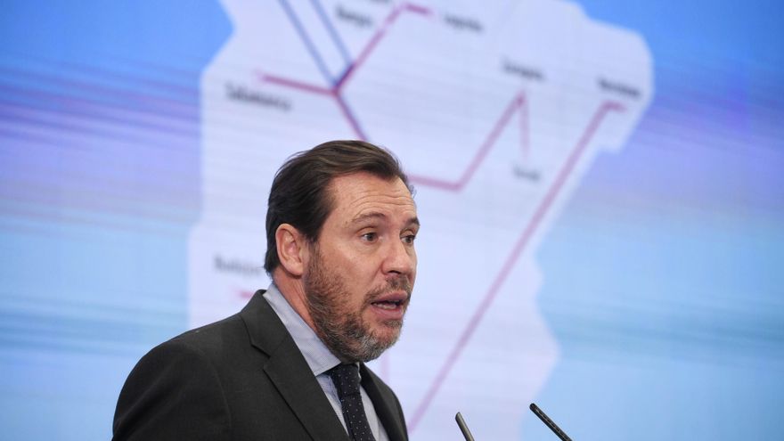 Archivo - El ministro de Transportes y Movilidad Sostenible, Óscar Puente, comparece ante los medios de comunicación para trasladar información sobre actuaciones de servicio público ferroviario