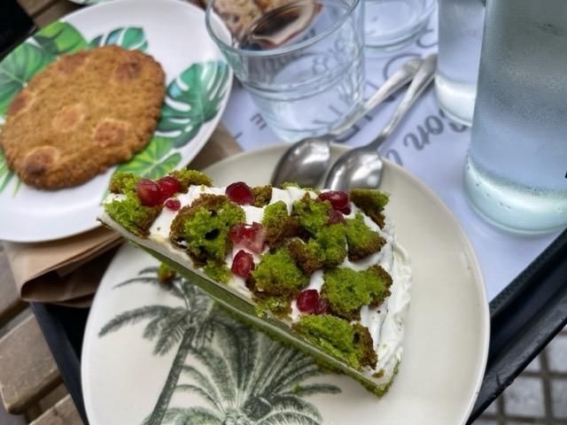 Tarta de Espinacas y chocolate blanco más galleta de chocolate blanco, limón y hierbabuena