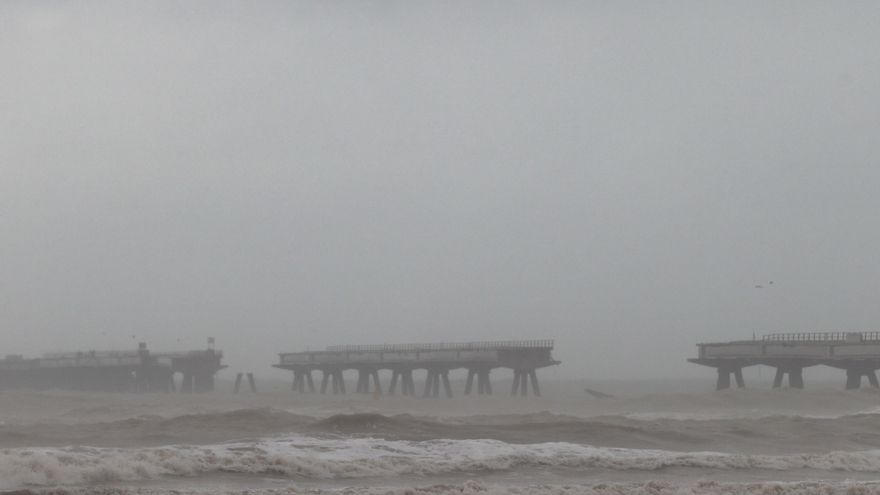Efectos del temporal este domingo en la costa de Valencia.
