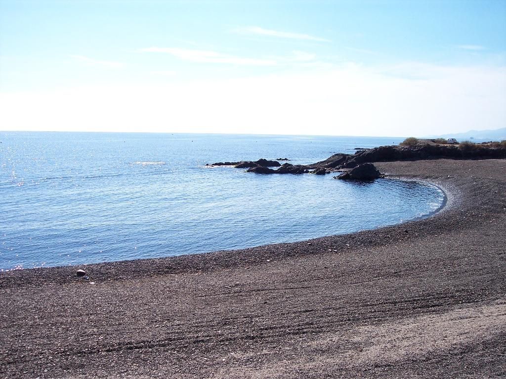 Playa de La Dolores, compuesta por residuos de fundición provenientes de las antiguas explotaciones mineras de la zona.
