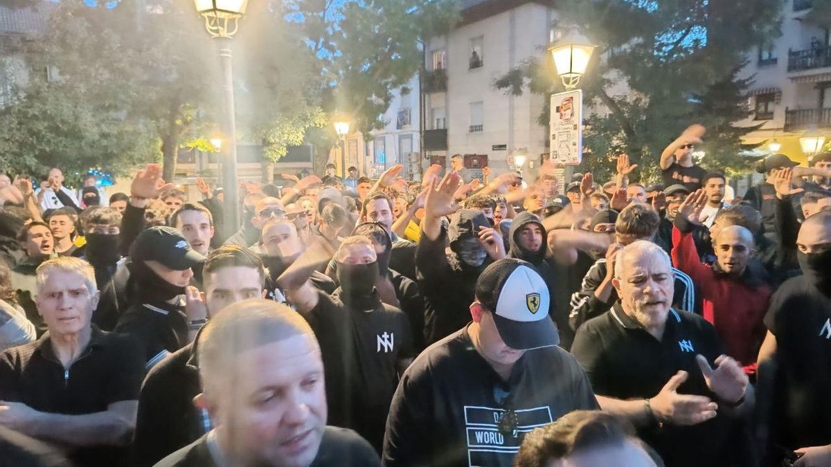 Algunos de los simpatizantes de Núcleo Nacional concentrados este sábado en Vicálvaro.