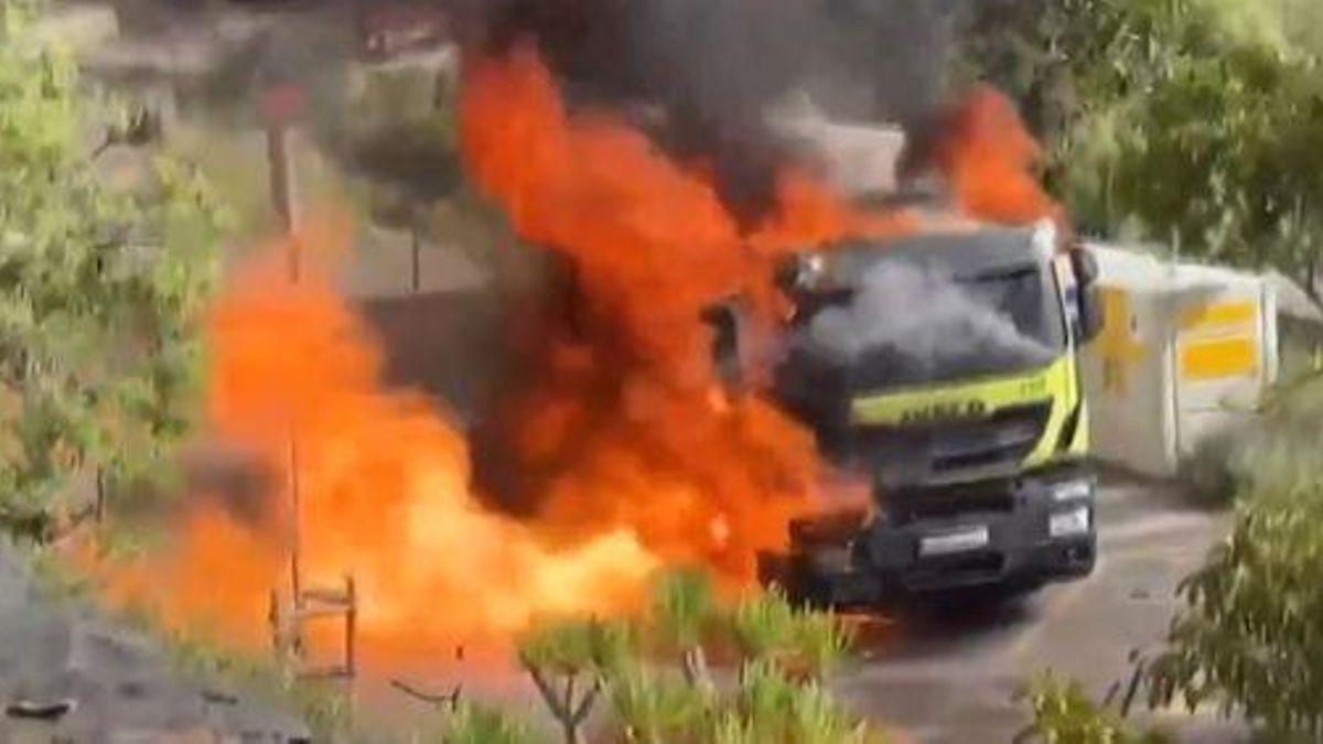 Calcinado un camión de la basura en Santa Cruz de Tenerife que provocó una densa nube de humo negro