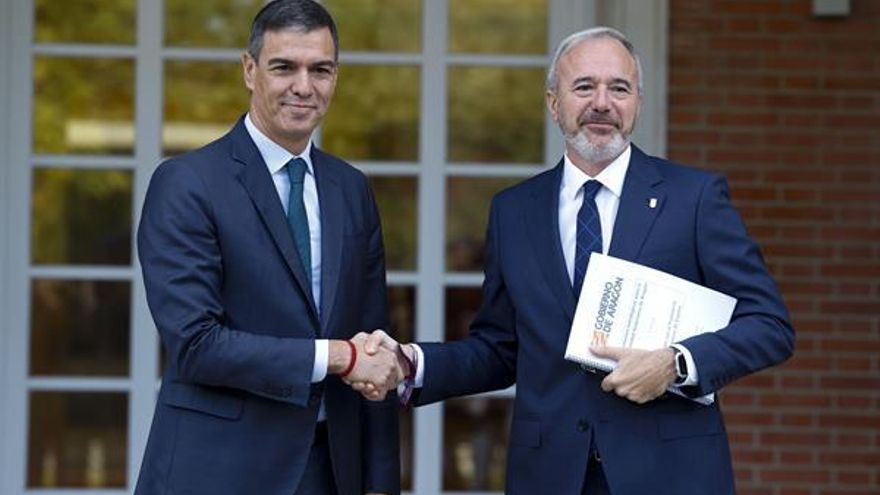 Sánchez recibe en La Moncloa a Azcón, que le trasladará 44 reivindicaciones consensuadas con los partidos aragoneses