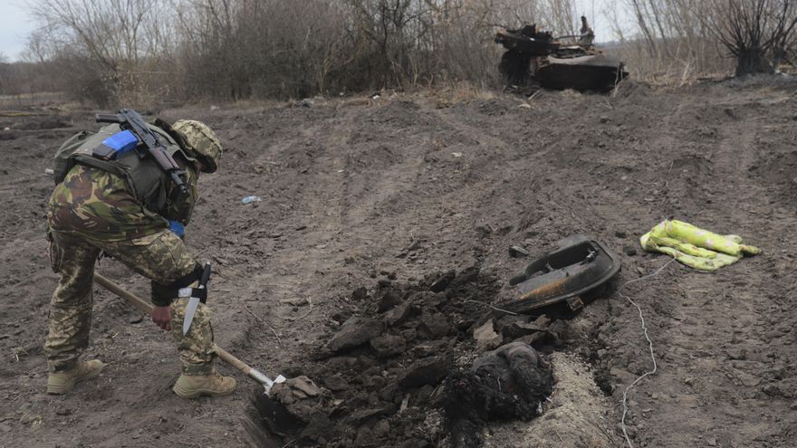 Un soldado ucraniano cava una tumba en la localidad de Lukyanivka, cerca de Kiev. EFE/EPA/STR