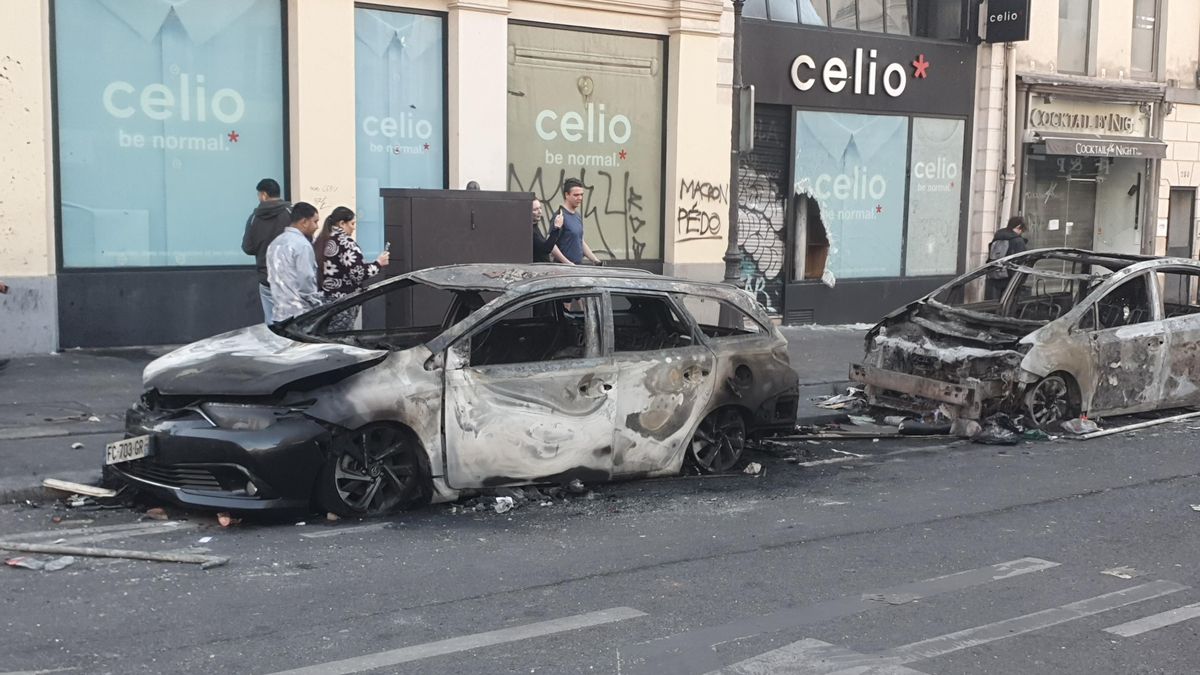 Coches quemados en las calles de París