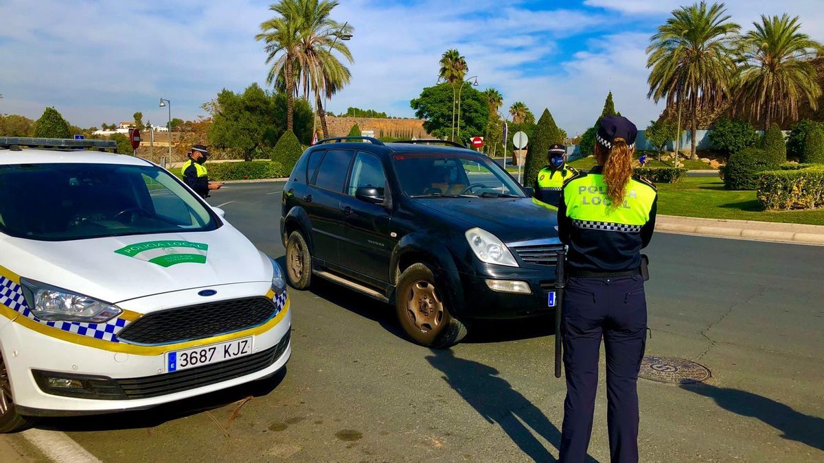 Archivo - Controles de la Policía Local de Alcalá de Guadaíra (Sevilla) por el cierre perimetral.