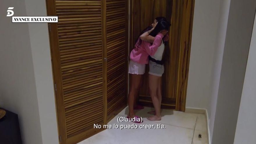 Claudia llora abrazada a Ana