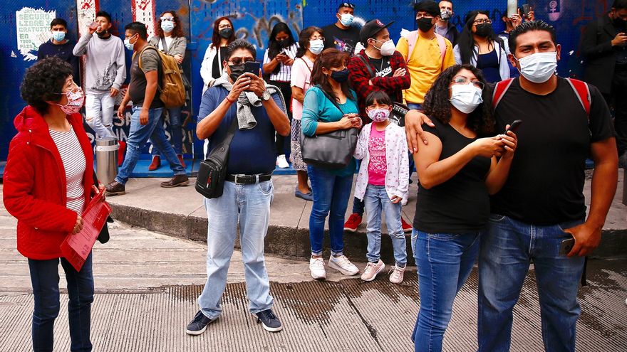 Personas se reúnen con cubrebocas en calles del centro histórico de la Ciudad de México. EFE/Carlos Ramírez