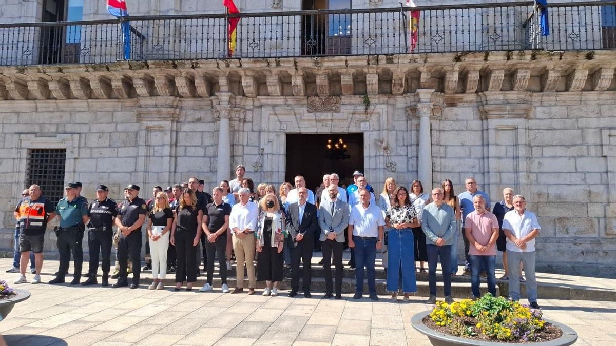 Minuto de silencio en Ponferrada tras la muerte de dos mujeres en la riada que ha afectado al municipio.