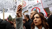 Varios serbokosovares participan en una protesta en la ciudad norteña kosovar de Mitrovica, Kosovo, el 27 de noviembre del 2018.