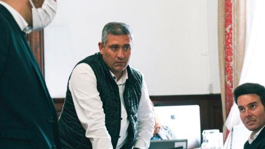 Jonathan Domínguez y Fran Hernández, de CC, departen con el tránsfuga Alfredo Gómez, el viernes en el pleno de La Laguna.