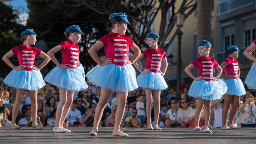 Detalle de la coreografía de la Danza Infantil Coreada en la plaza de La Alameda.