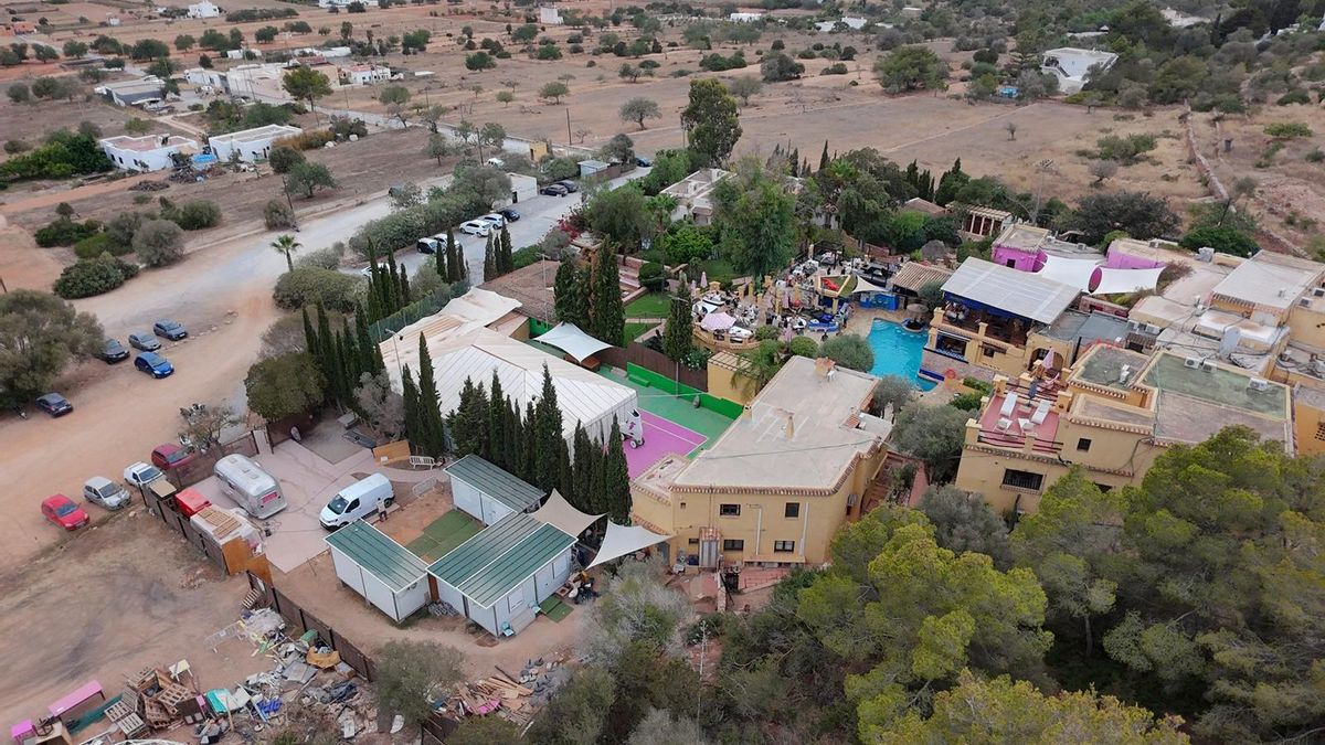 La competencia ataca al hotel favorito de Freddie Mercury y reabre la guerra silenciosa del ocio nocturno en Ibiza