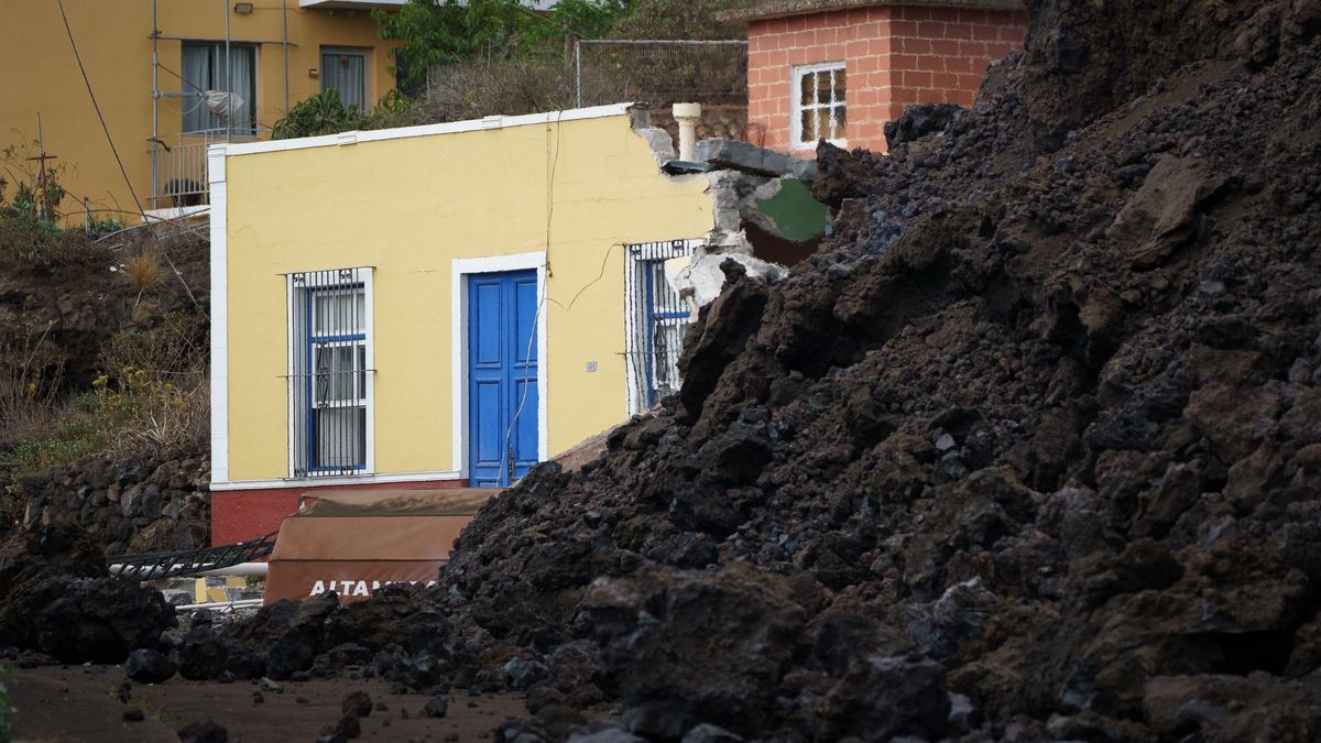 La lava irrumpe en el pueblo de Todoque, en La Palma en 2021.