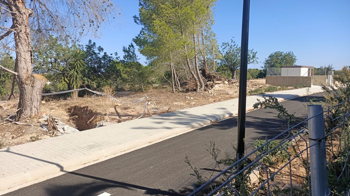 Restos de una trinchera (izquierda) sepultada por un vial.