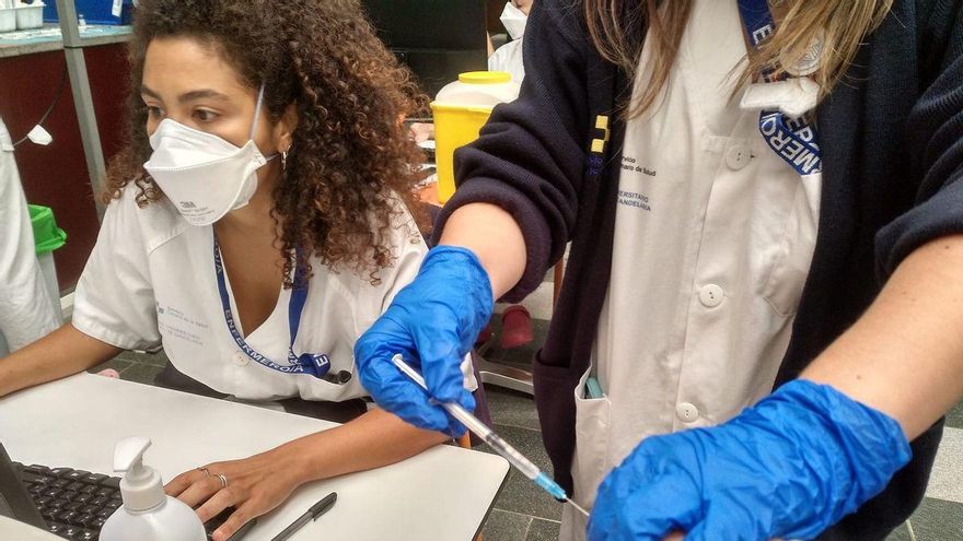Los canarios ya pueden recibir su segunda dosis de la vacuna contra la COVID-19 sin cita previa