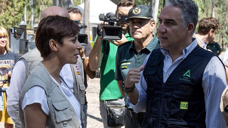 La portavoz del Gobierno, Isabel Rodríguez, y el consejero de la Presidencia de la Junta de Andalucía, Elias Bendodo, en una visita al mando avanzado.