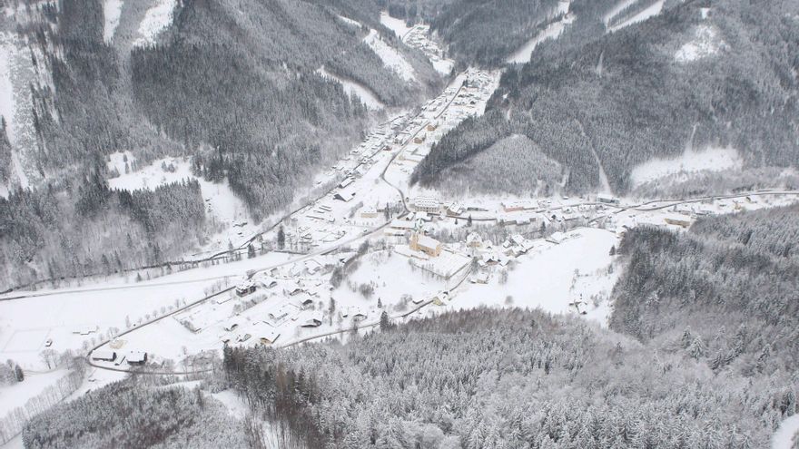 La temporada de nieve en los Alpes, por debajo de los 2.000 metros, disminuyó entre 22 y 34 días durante casi los últimos 50 años, según un análisis en seis países alpinos publicado en la revista The Cryosphere.. EFE/Markus Leodolter/Archivo