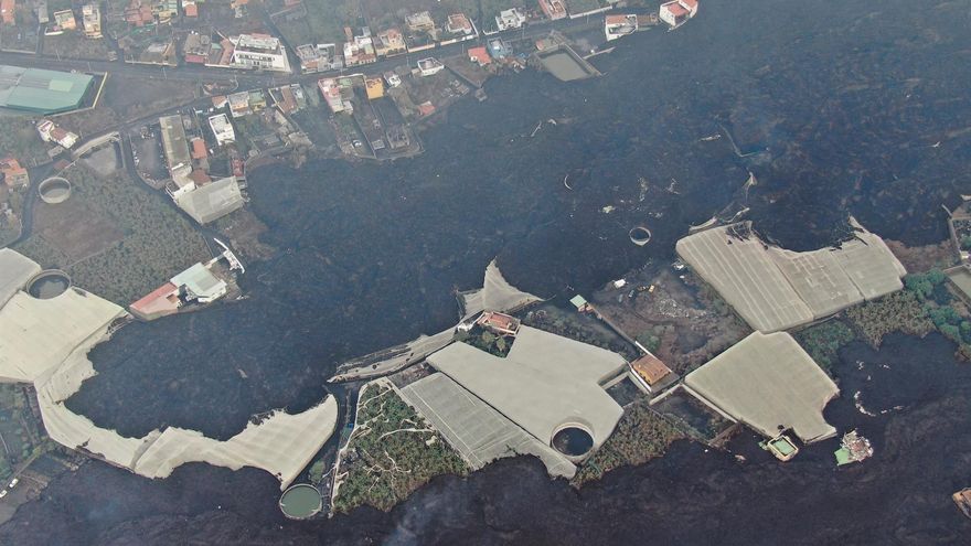 La lava termina de destruir el cementerio de Las Manchas, arrasa un campo de placas solares y más casas en La Palma