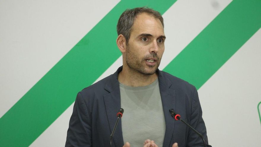 El coordinador general de IU Andalucía, Toni Valero, en rueda de prensa en Málaga.