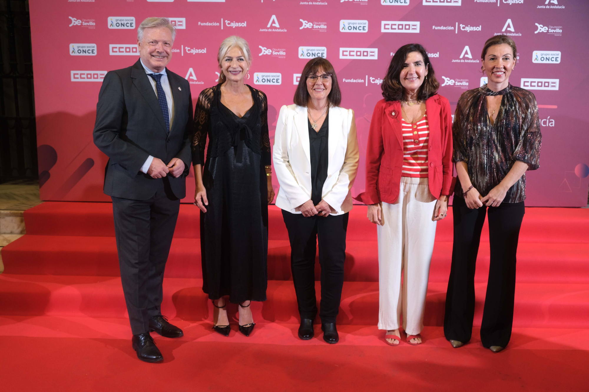 Las consejeras de Cultura, Patricia del Pozo, y la de Empleo, Rocío Blanco, junto al director del IAPH, Juan José Primo, y la delegada de Cultura en Cádiz, Tania Barcelonaen , con la premiada Milagros Alzaga