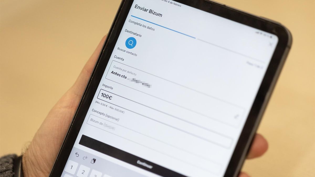 Una persona manda un Bizum en imagen de archivo
