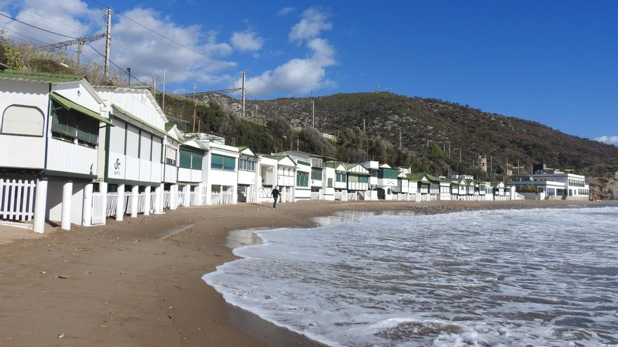 A media hora en tren desde Barcelona: el municipio costero cuyas casetas de playa están declaradas Bien Nacional de Interés Cultural