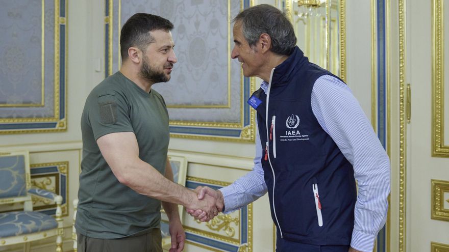 El presidente de Ucrania, Volodímir Zelenski, y el director del OIEA, Rafael Grossi.