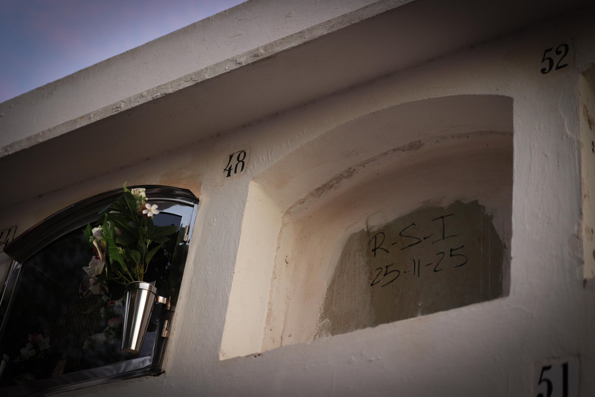 El nicho donde descansa un cuerpo sin vida hallado en el mar y sepultado el pasado jueves