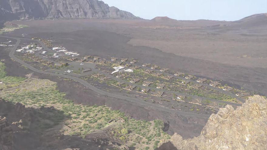 Recreación de nuevas viviendas adaptadas al entorno de Chã das Caldeiras tras la erupción del volcán de Fogo.