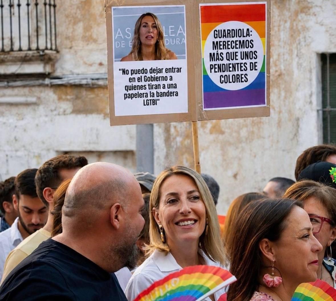 La presidenta extremeña, María Guardiola, ha participado en la manifestación por los derechos LGTBIQ+ en Mérida